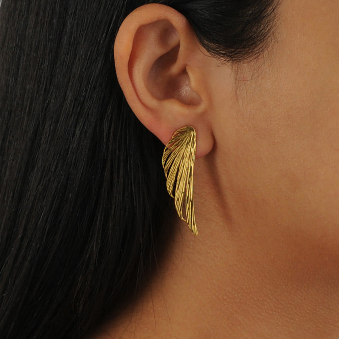 Arete Pequeño Dorado Modelo Alas del Alma