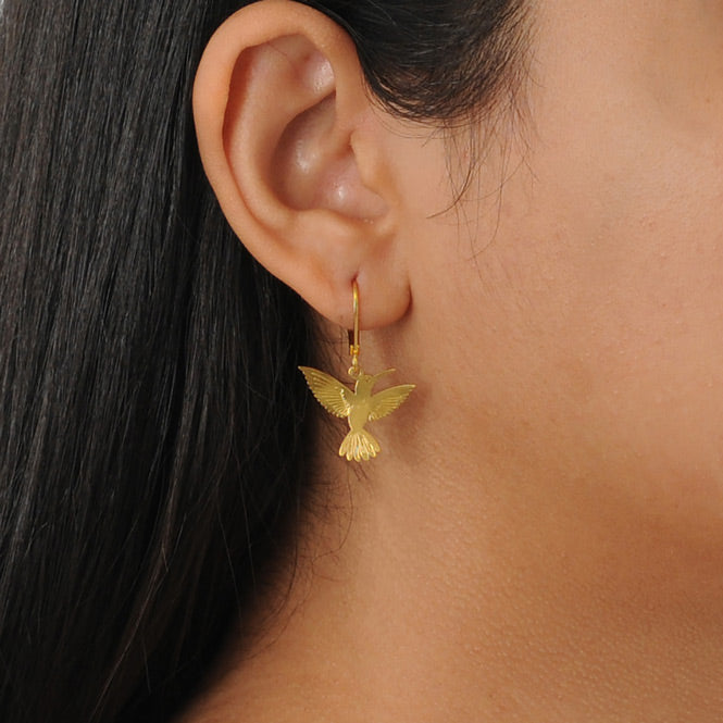 Arete Colibri en Vuelo Dorado Modelo Alas del Alma