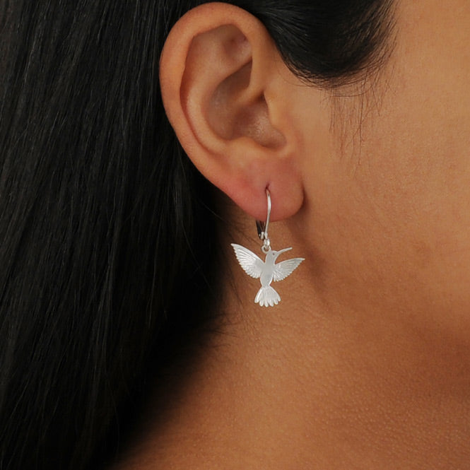 Arete Colibri en Vuelo Plateado Modelo Alas del Alma