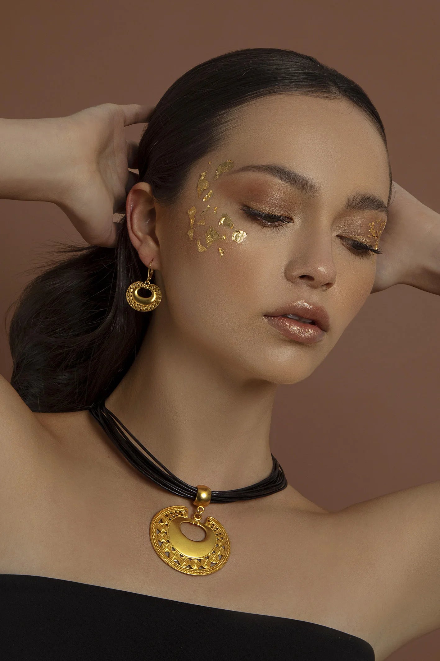 Collar Cuero Negro 10 Vueltas y Dije Extragrande Nariguera de Círculos Tairona