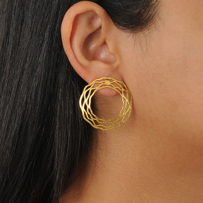 Arete Nido Grande Dorado Modelo Alas del Alma