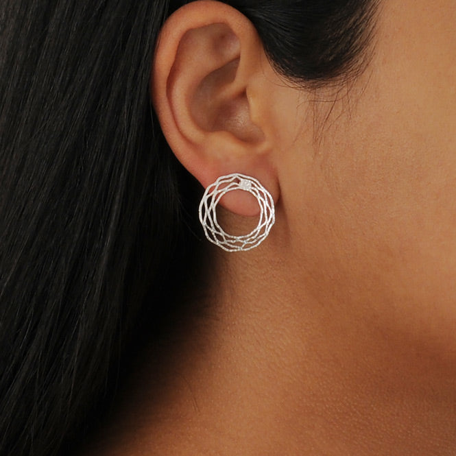 Arete Topo Nido Pequeño Plateado Modelo Alas del Alma