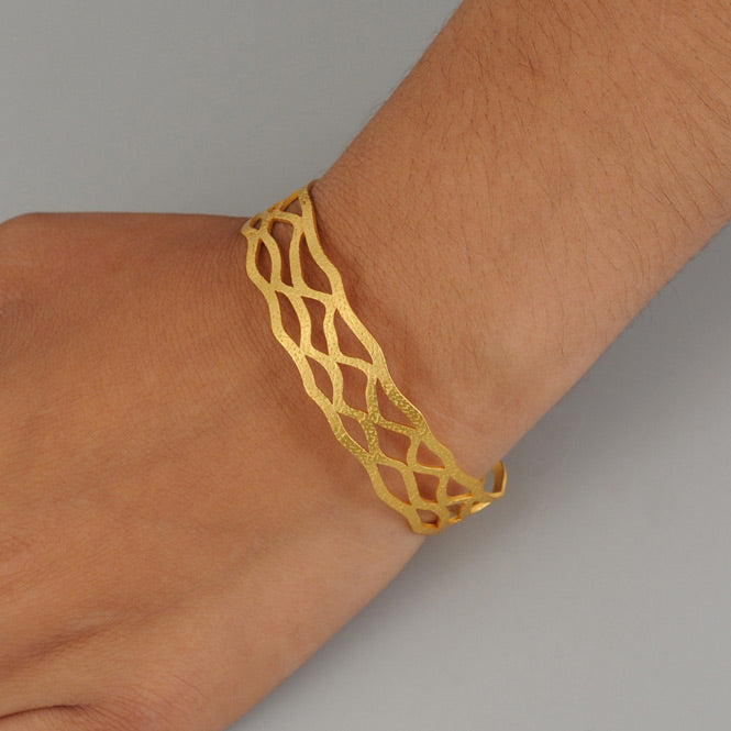 Brazalete Nido Dorado Modelo Alas del Alma