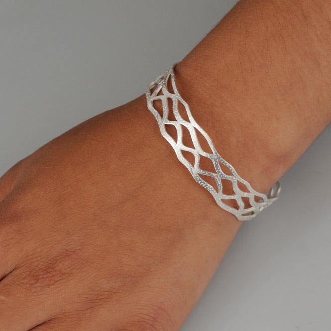 Brazalete Nido Plateado Modelo Alas del Alma