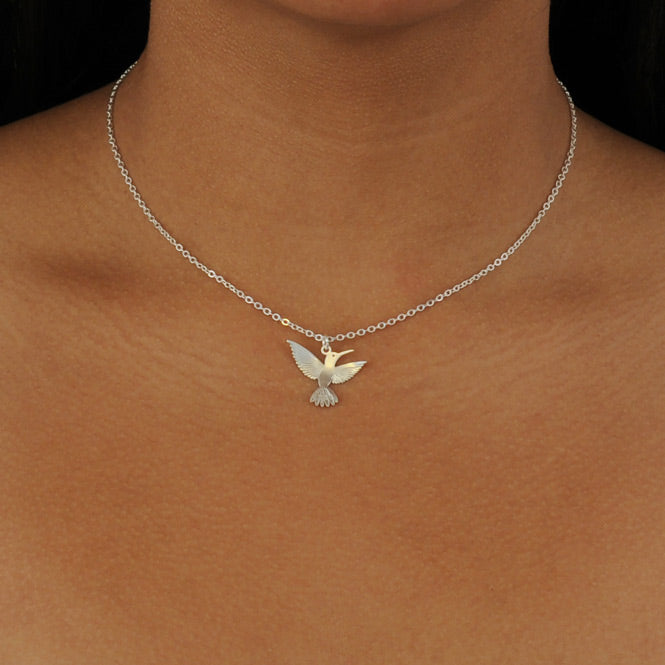 Cadena Colibri en Vuelo Plateado Modelo Alas del Alma