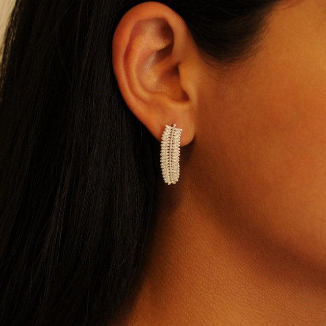 Arete topo hoja Dividivi, Brillo Guajiro - Blumart