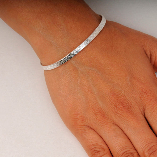 Brazalete delgado espirales plateado