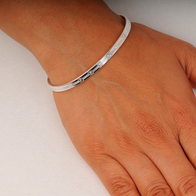 Brazalete delgado soles plateado