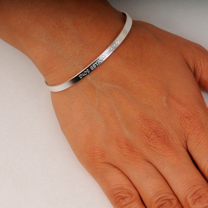 Brazalete plateado Dios está conmigo
