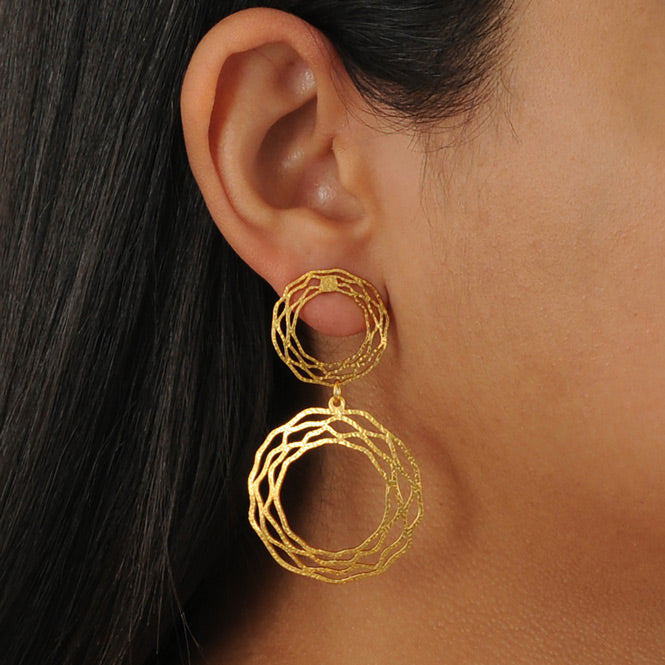 Aretes Nido Doble Alas del Alma plateados con diseño artístico y simbólico