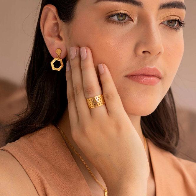 Anillo dorado panal vuelo de vida