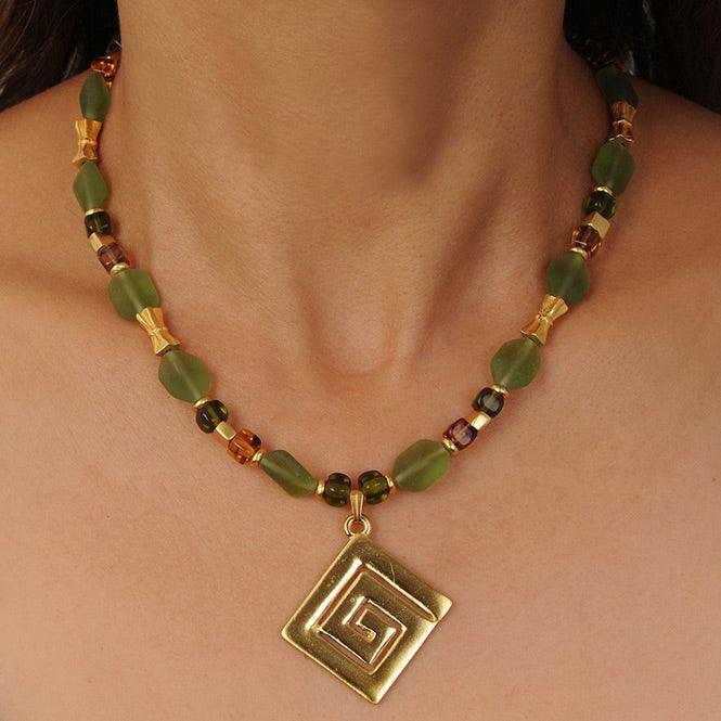 Collar Cristal Checo 14×10mm Verde Oliva, Cubo Tortoise y Dije Mediano Decoración Típica Calima - Blumart