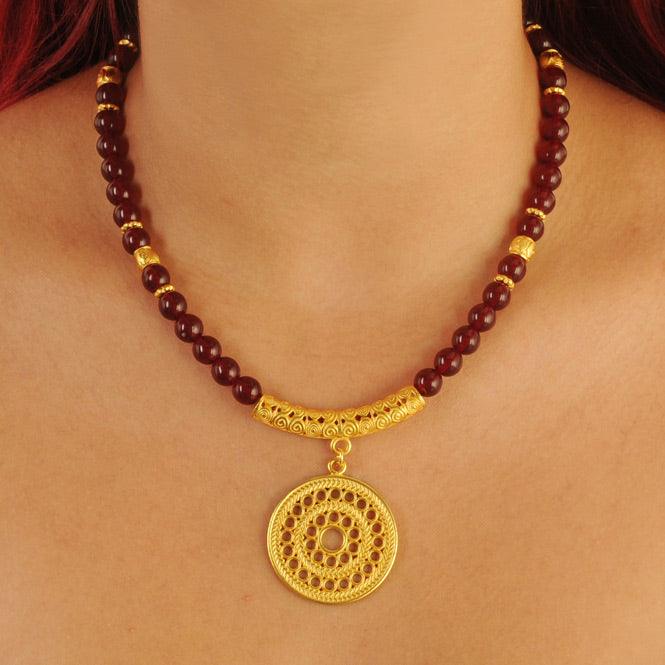 Collar Cristal Checo Rojo 8mm, Dije Mediano Pectoral Solar Muisca - Blumart