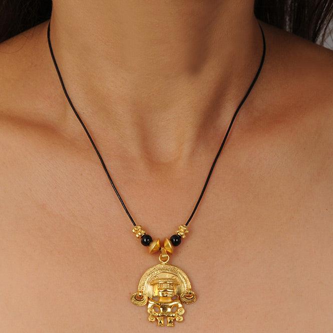 Collar Cuero Negro, Piedra Coralina Negra y Dije Mediano Zoomorfo con Aretes Tairona - Blumart