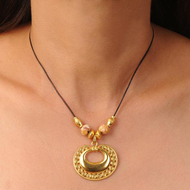 Collar Cuero Café, Piedra Tairona Amarillo-Café y Dije Mediano Nariguera de Círculos Tairona - Blumart