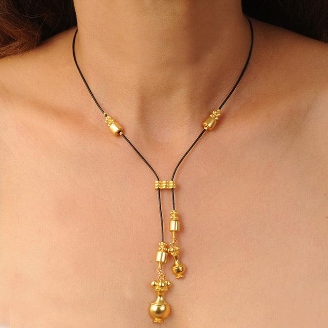 Collar Cuero Negro Corbata dos Dijes Medianos Poporo Quimbaya - Blumart