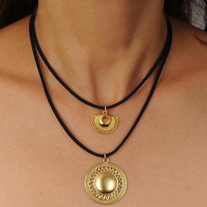 Collar Cuero doble con Dijes Nariguera Semilunar Tairona y Pectoral de Rayos Muisca - Blumart