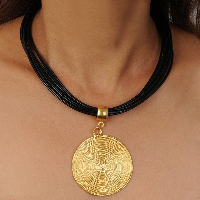 Collar Cuero Negro 10 Vueltas y Dije Grande Pectoral Quimbaya - Blumart
