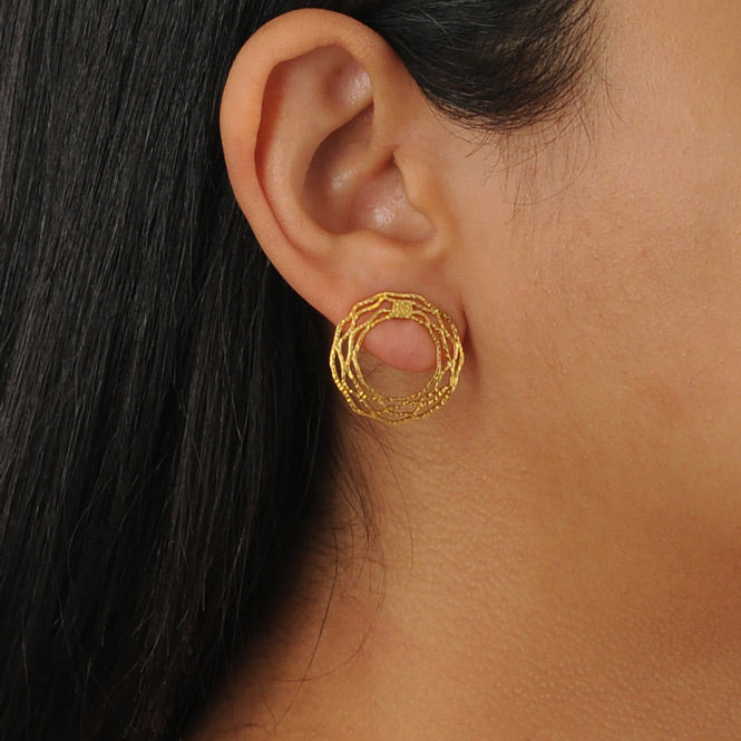 Arete Topo Nido Pequeño Dorado Modelo Alas del Alma