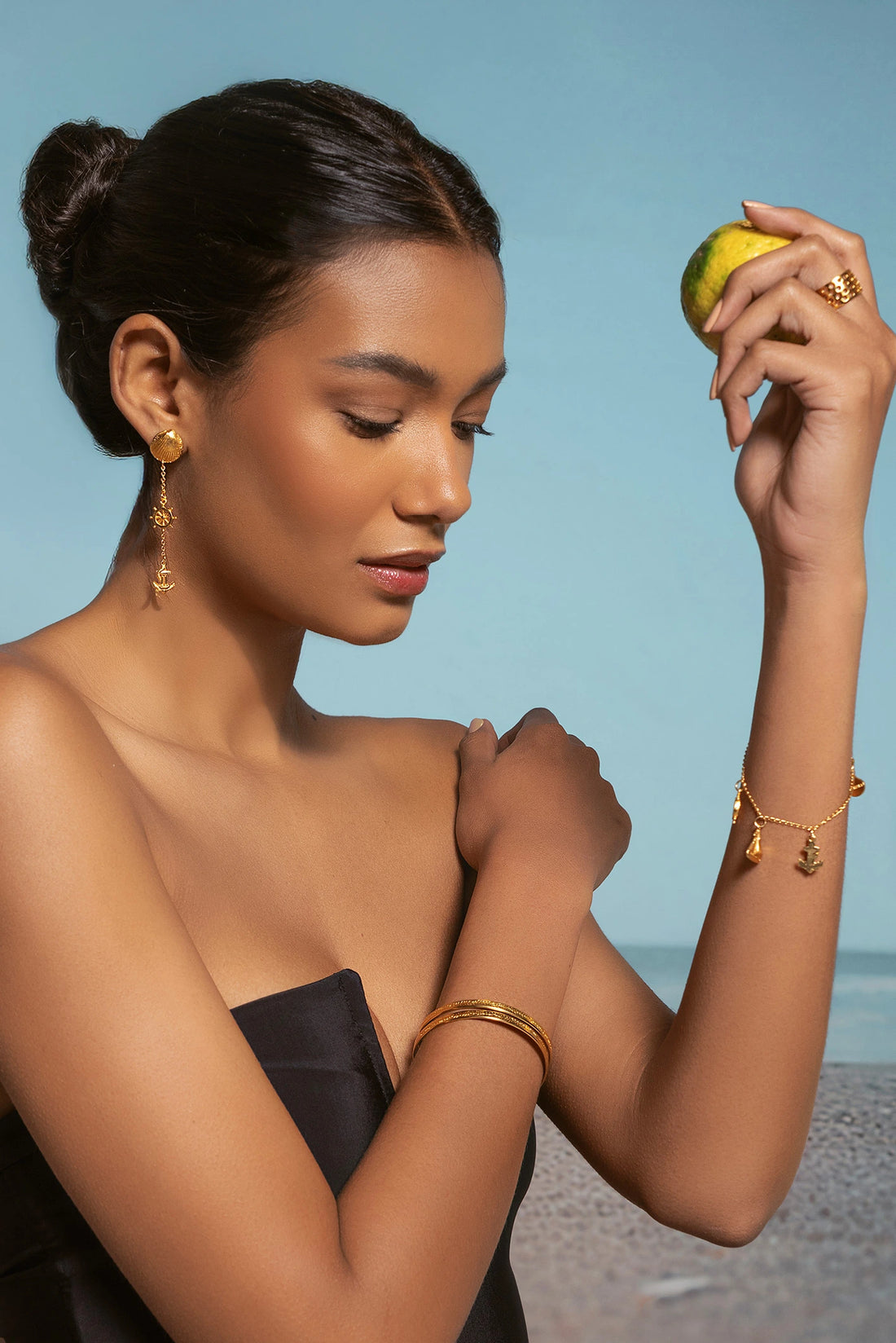 Arete largo concha, timón y ancla