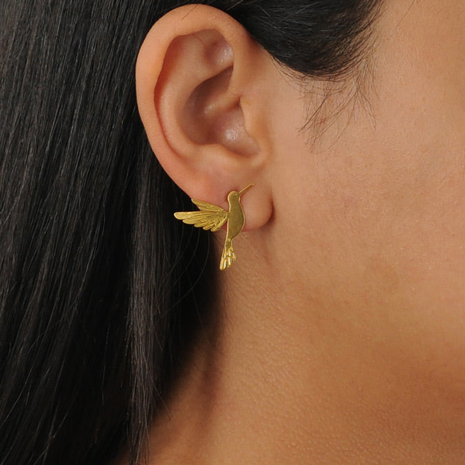 Aretes topo colibrí dorado modelo alas del alma