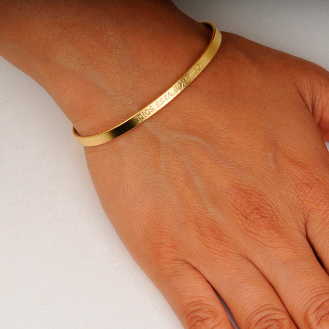 Brazalete dorado Dios está conmigo