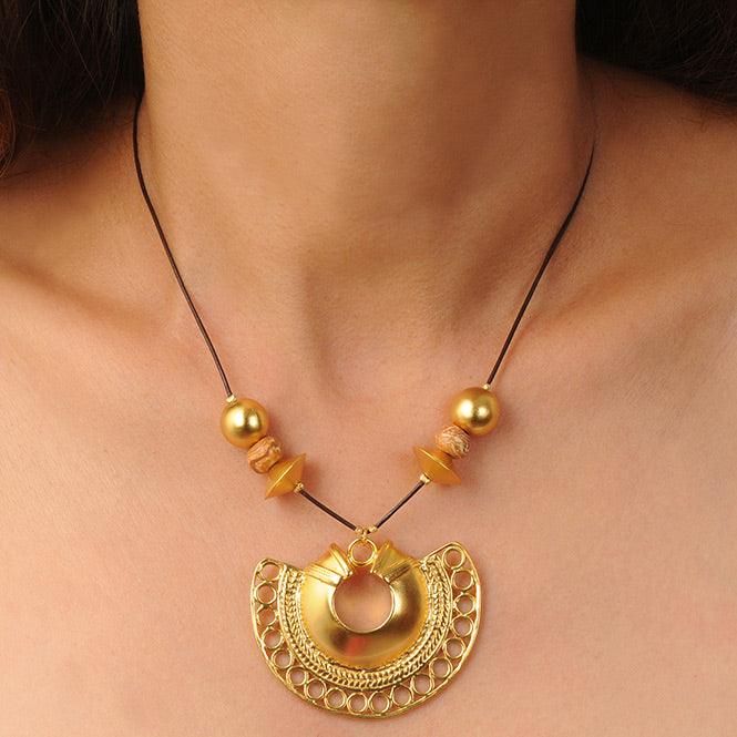 Collar Cuero Café, Piedra Tairona Terracota y Dije Extragrande Nariguera Semilunar Tairona - Blumart