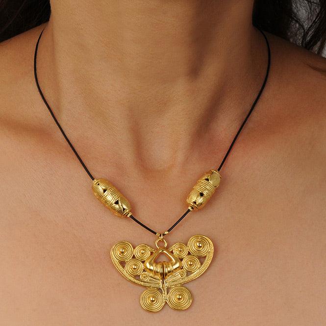 Collar Cuero Negro y Dije Grande Nariguera Mariposa Tairona - Blumart
