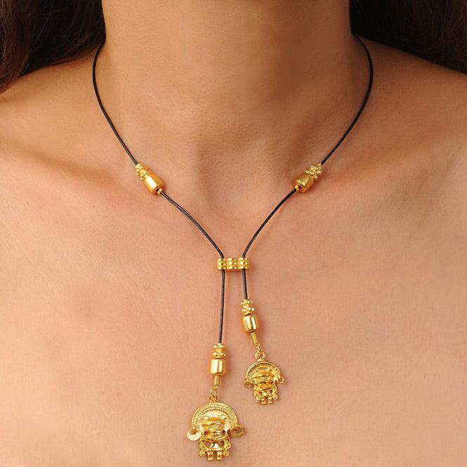 Collar Cuero Negro Corbata dos Dijes Pequeños Zoomorfo con Aretes Tairona - Blumart