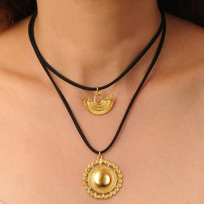 Collar Cuero doble con Dijes Nariguera Alada de Filigrana Sinú y Pectoral Redondo Tolima - Blumart