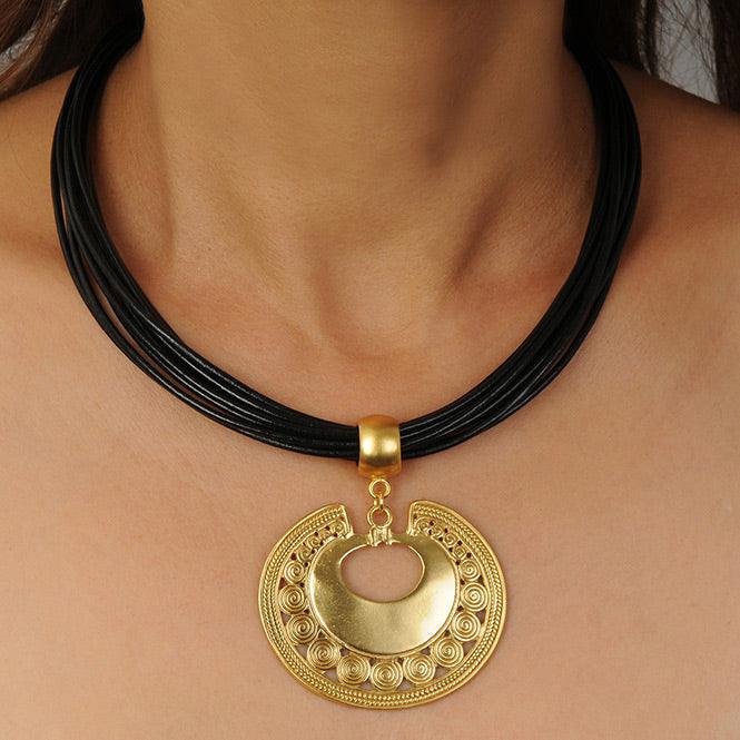 Collar Cuero Negro 10 Vueltas y Dije Extragrande Nariguera de Círculos Tairona - Blumart