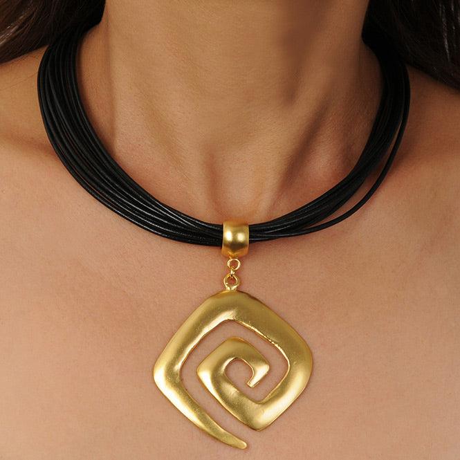 Collar Cuero Negro 10 Vueltas y Dije Extragrande Decoración Calima - Blumart