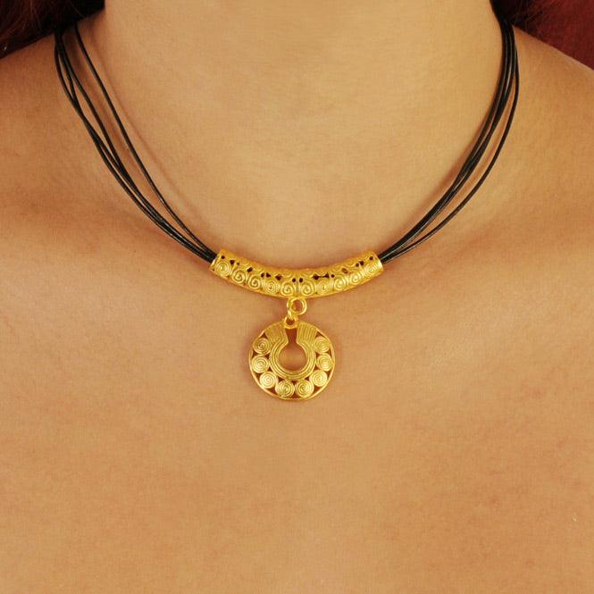 Collar Cuero 4 Vueltas y Dije Pequeño Nariguera de Círculos Quimbaya - Blumart